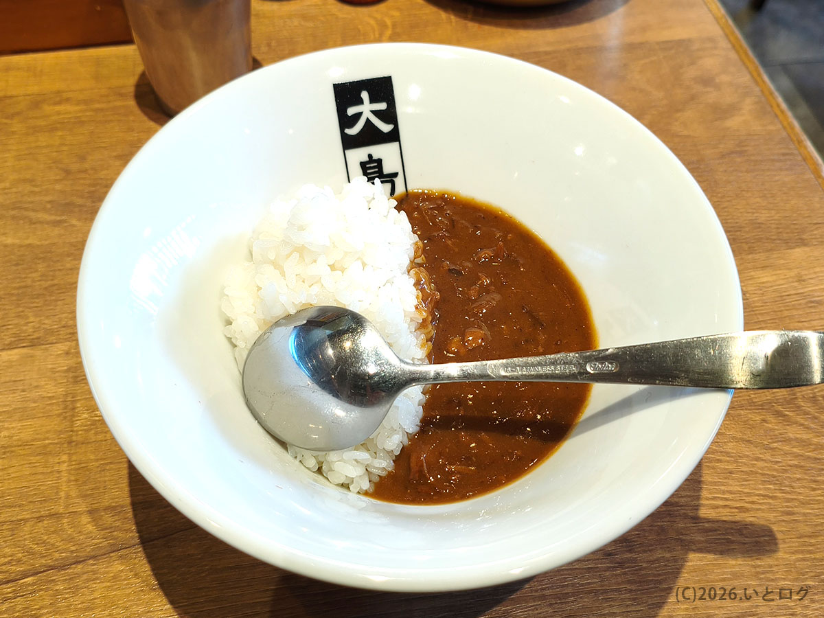 大島ラーメンで提供されるカレーライス。ラーメンと一緒に注文できる人気のサイドメニュー