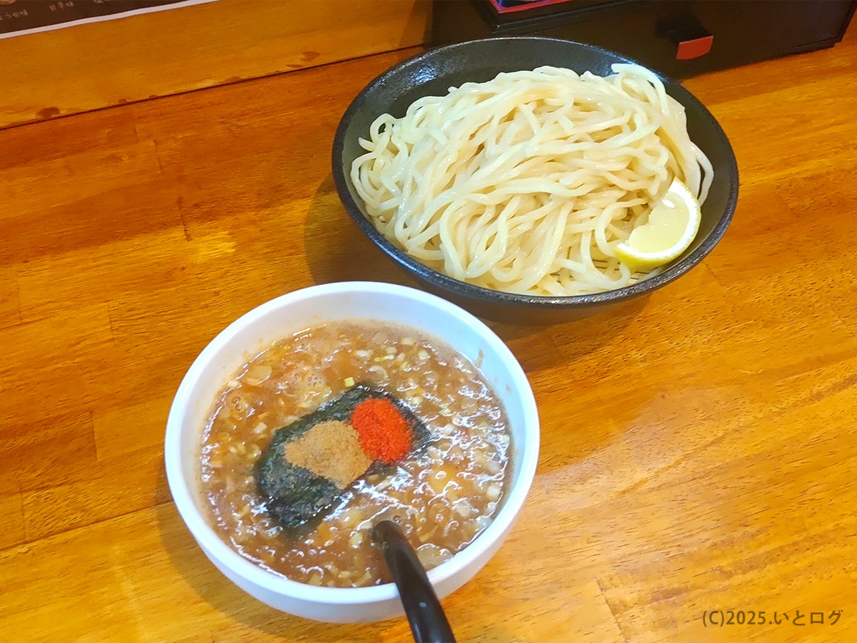 レモンを添えた麺の山と、海苔に魚粉・一味がのる熱々つけダレ—麺屋 おう道のつけ麺セット