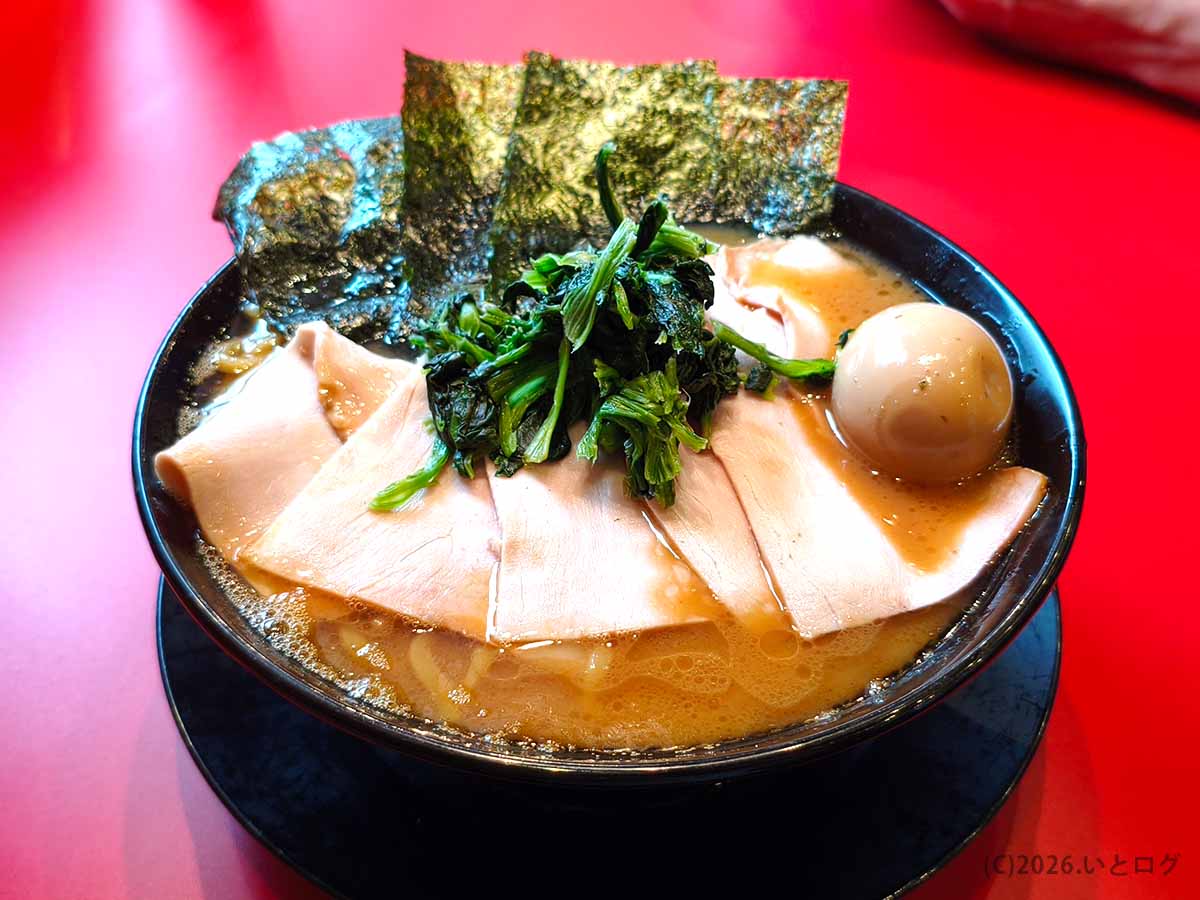 大阪・天満の家系ラーメン店「王道乃印 天神家」で注文した王道乃印ラーメン。チャーシュー、ほうれん草、海苔、味玉を盛り付けた一杯