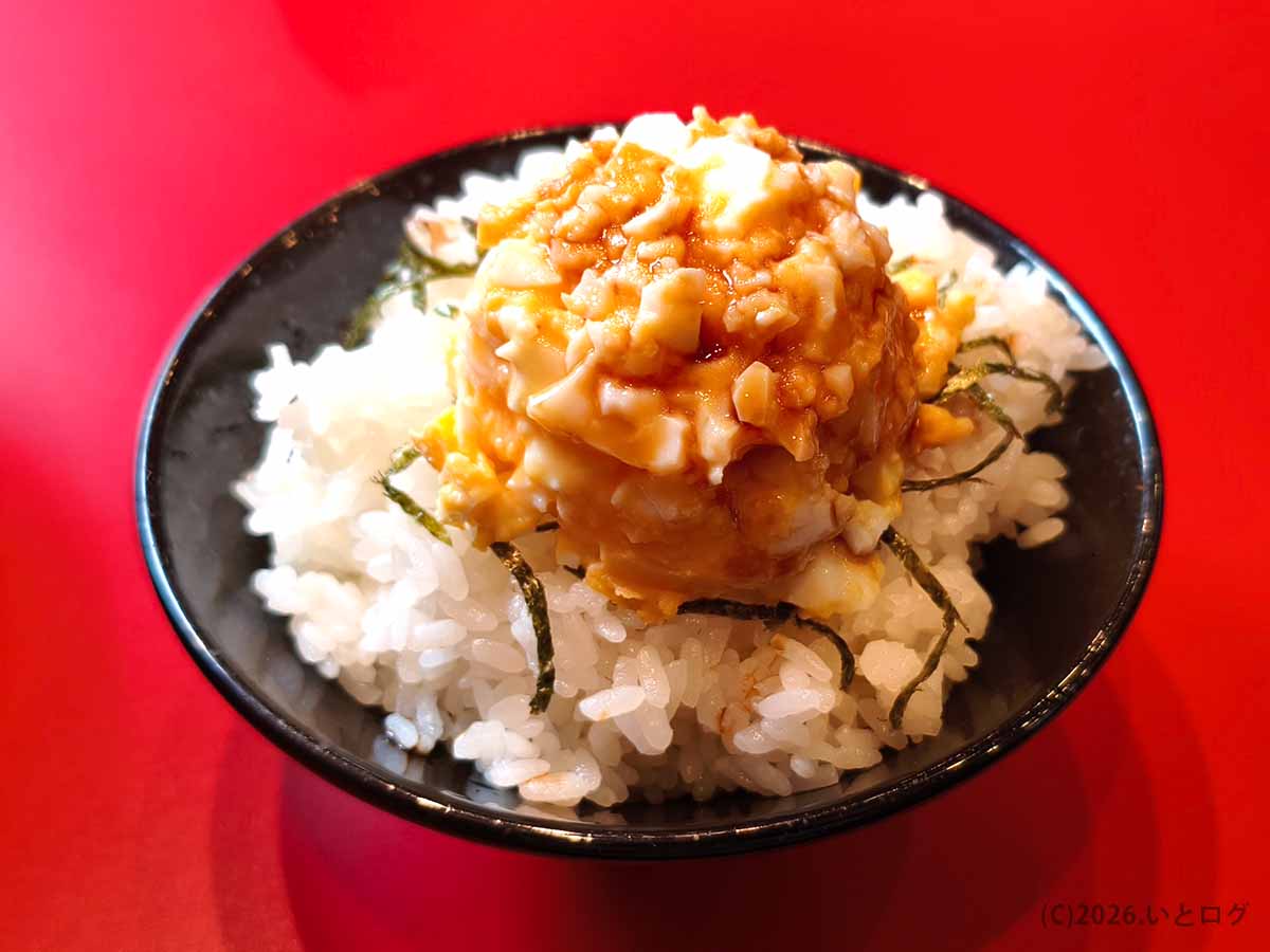 王道乃印 天神家のご飯メニュー「玉子まぶし」。白飯に刻み海苔と味付けした玉子をたっぷりのせた一杯