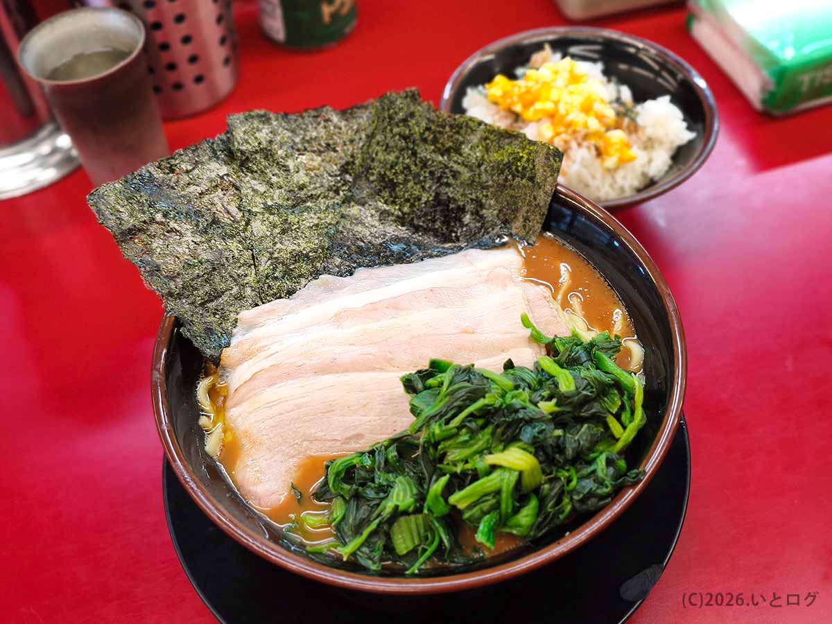 千葉県柏市の柏 豚骨醤油ラーメン 王道家で提供される、チャーシュー・ほうれん草・海苔をのせた家系ラーメン