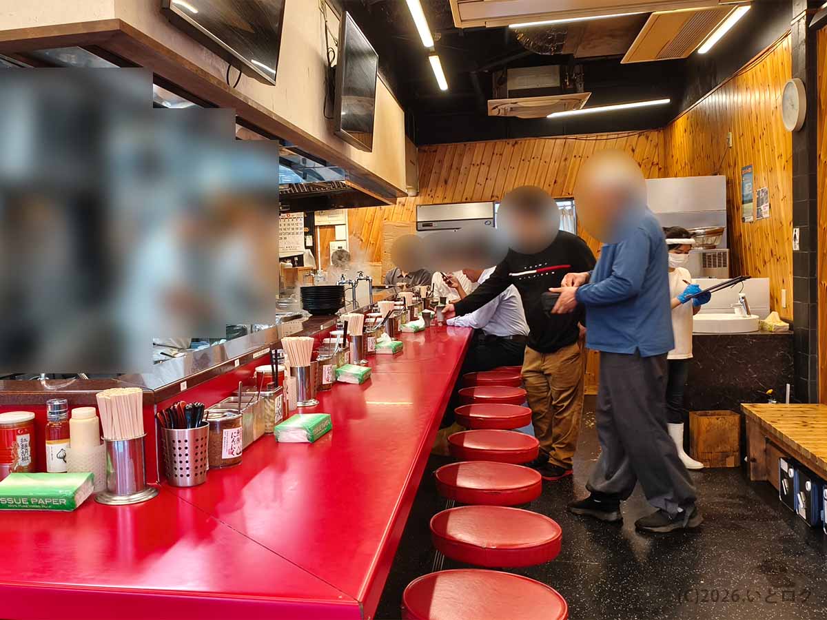 千葉県柏市にある王道家 柏店の赤いカウンター席が並ぶ店内