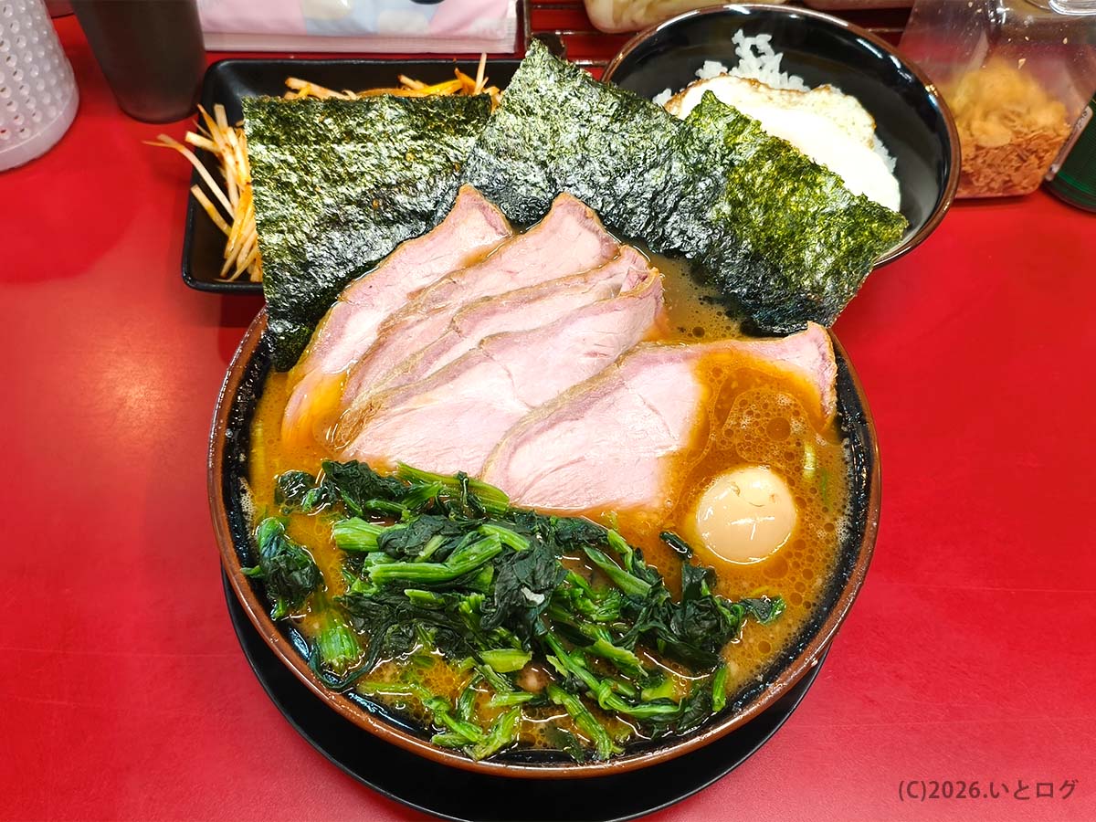 王道家直系 東京のチャーシューメン。大判チャーシューと濃厚豚骨醤油スープが特徴で、秋葉原 家系ラーメンおすすめ店として話題の一杯