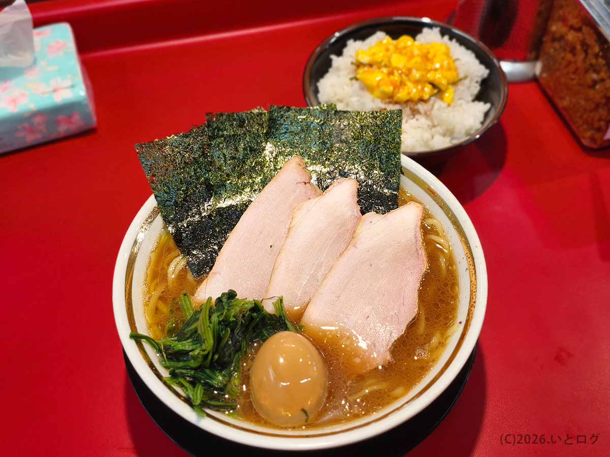 滋賀県彦根市の近江道家で注文した家系ラーメンとライス。チャーシュー、海苔、ほうれん草、味玉がのった王道家系の一杯