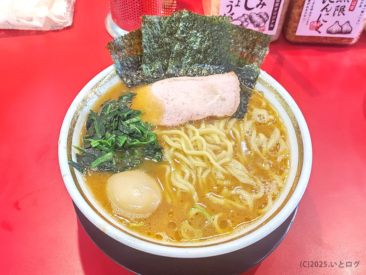 ほうれん草・海苔・味玉がそろった王道ラーメン。近江道家メニューの基本形を真俯瞰で押さえ、ブログ映えも抜群。