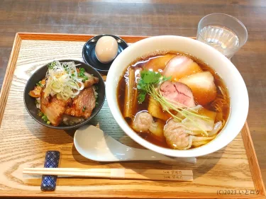 『らぁ麺 紫陽花』行列も頷ける素材とこだわり。ラーメンブロガー出身店主が手掛ける鮮やかで神秘的な1品@愛知県名古屋市