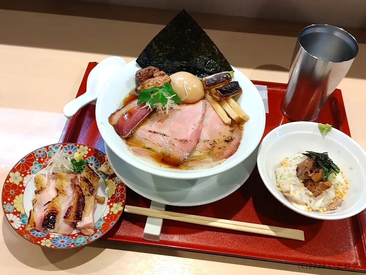 燃えよ麺助 燃えよ麺助』ビジネス街の高級志向ラーメンを求めて大行列に並ぶ。鴨