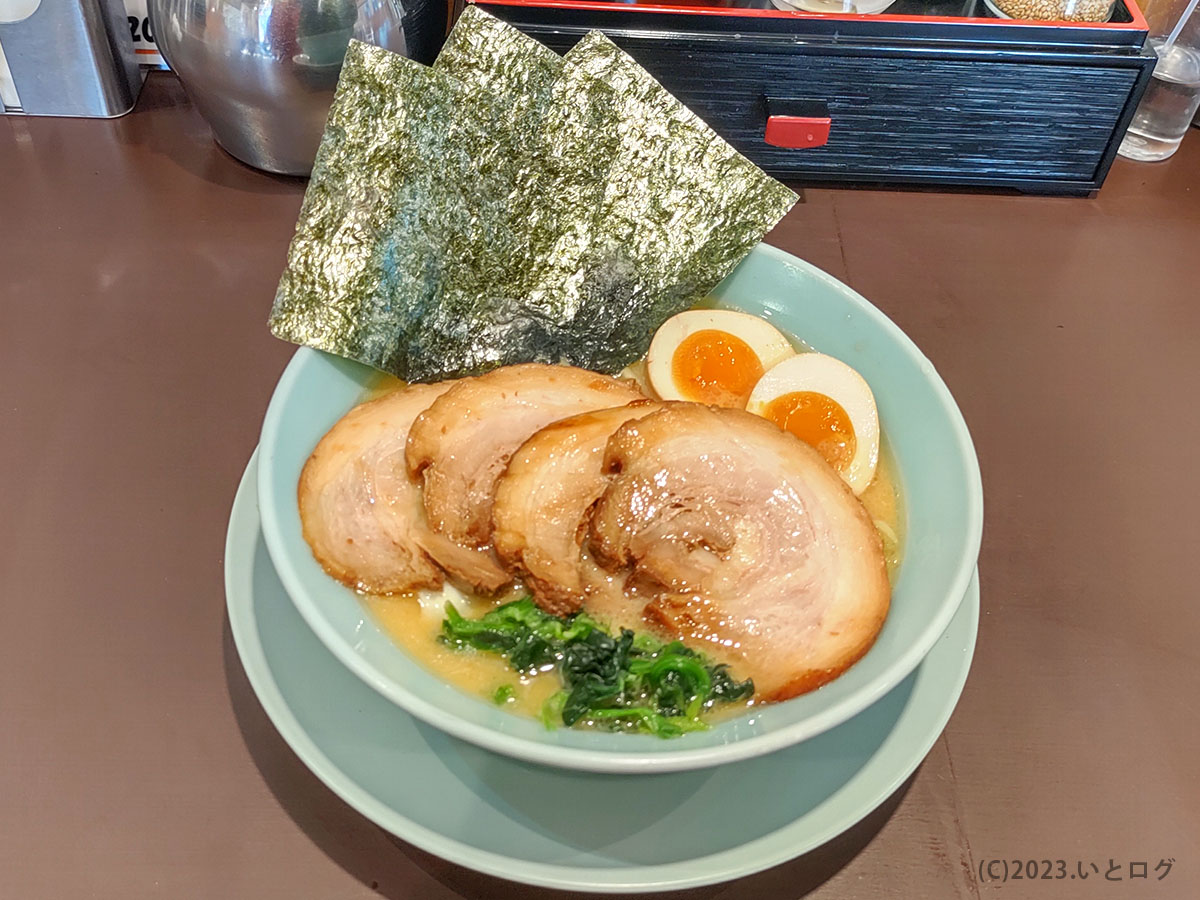 家系醤油豚骨　チャーシュー　味玉