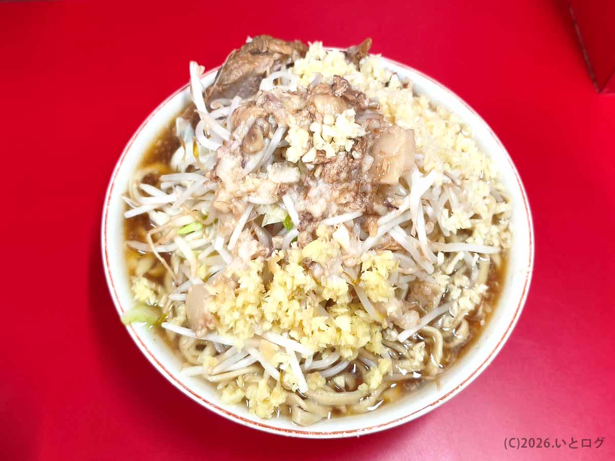 ラーメン二郎 大宮公園駅前店のラーメンを上から撮影した一杯でヤサイ・豚・ニンニク・アブラが盛られている