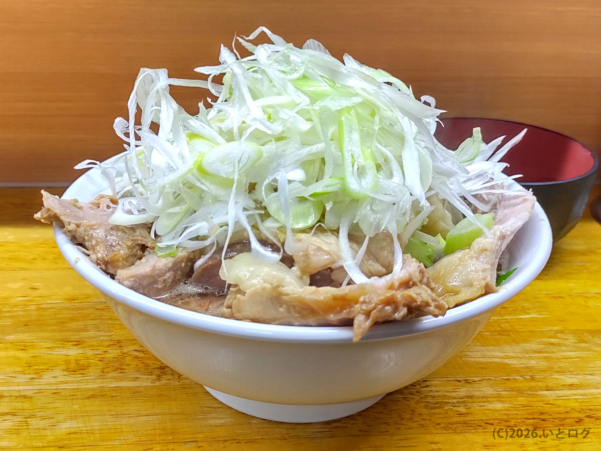 ラーメン二郎立川店のラーメン全景。野菜とネギが山盛りのボリュームで、二郎立川の量の多さがわかる一杯