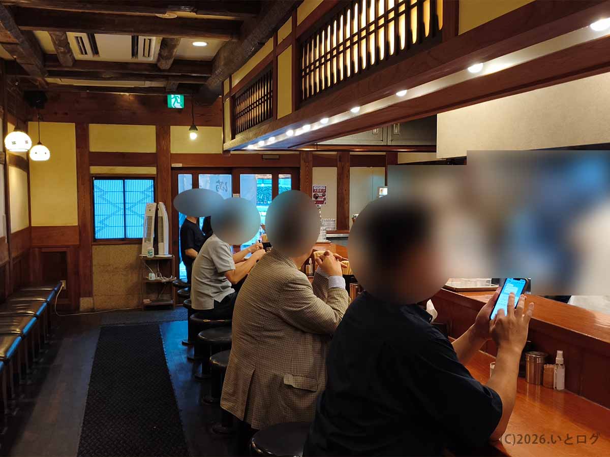 東京都新宿区にあるらぁめん満来の店内。厨房を囲むカウンター席を中心とした新宿西口の人気ラーメン店