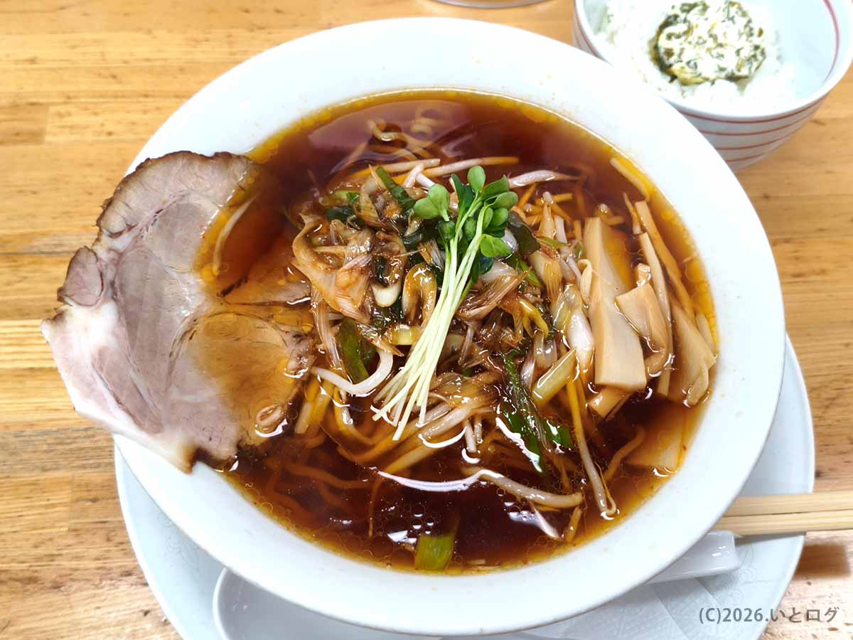 帯広のラーメンみすゞで食べたラーメンを真上から撮影。濃い醤油色のスープに大判チャーシュー、もやしやネギなどの野菜炒め、メンマ、カイワレが盛られている