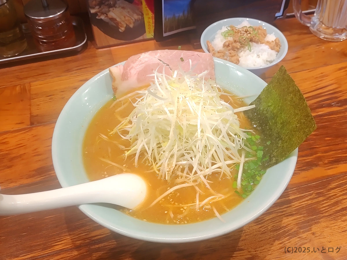 らーめん錦 大館本店のラーメンとにんにく味噌ごはんの組み合わせ。満足度の高い大館ラーメンの定番構成
