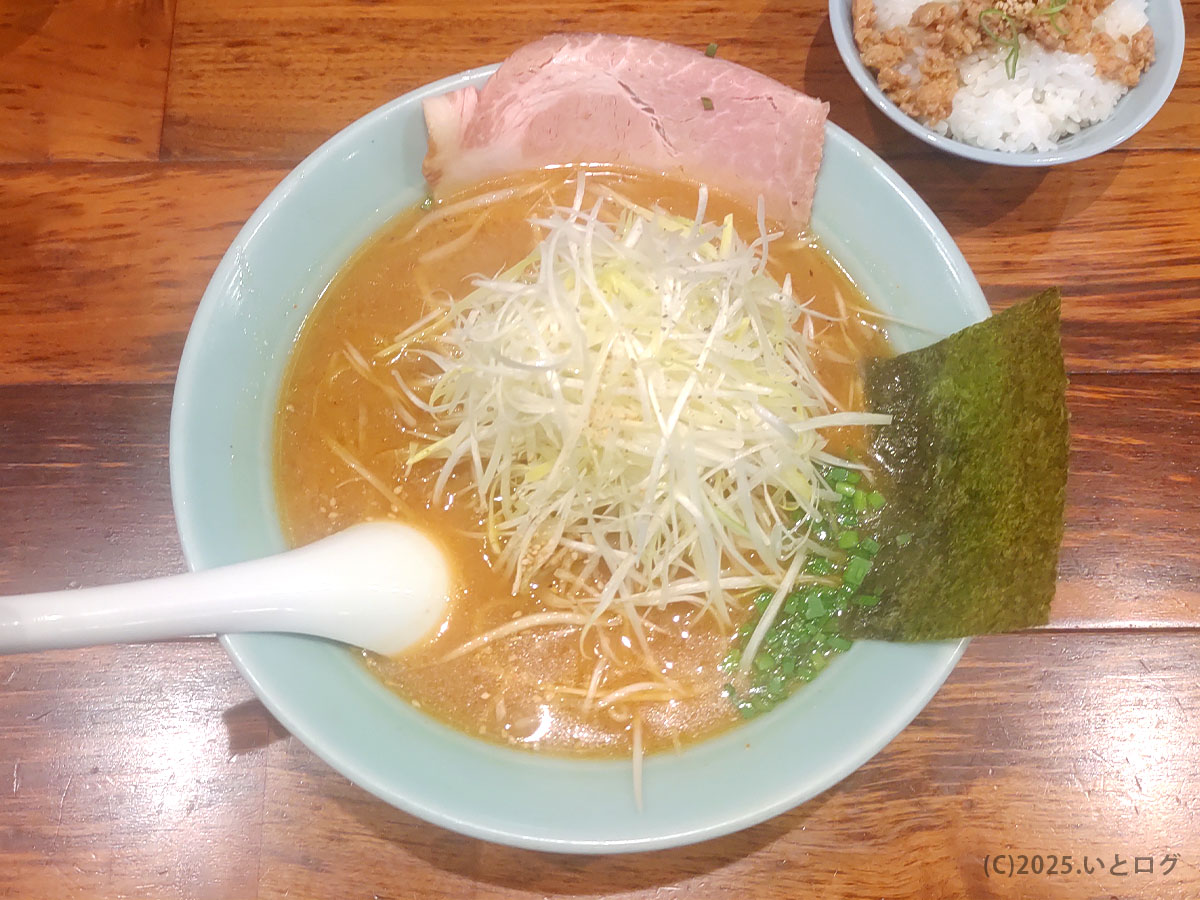 らーめん錦 秋田・大館のラーメン。白髪ネギとチャーシューがのったバランスの良い一杯