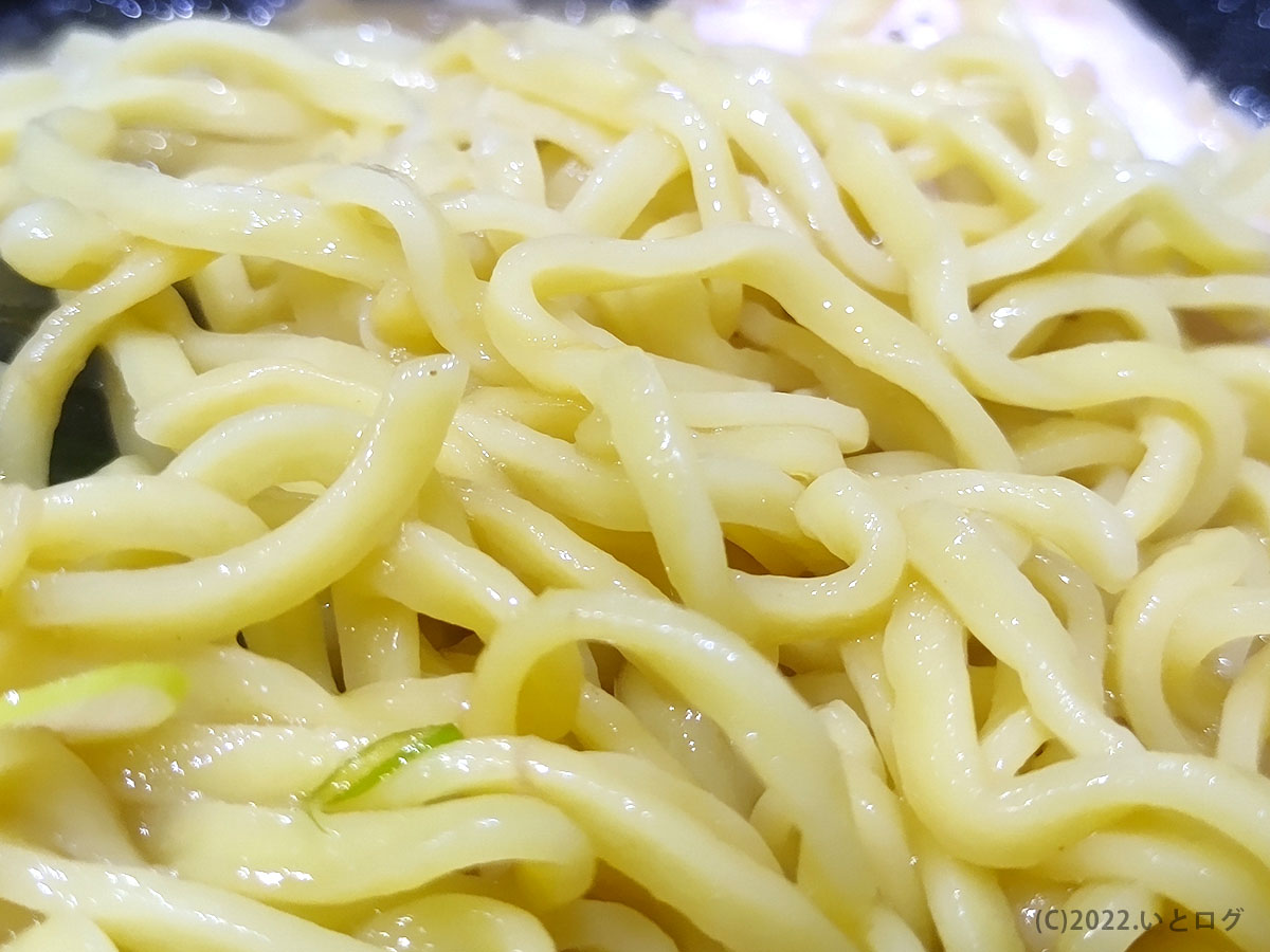 豚骨醤油ラーメン　麺アップ