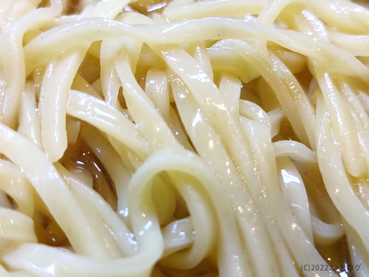 肉玉汐そば　麺　アップ