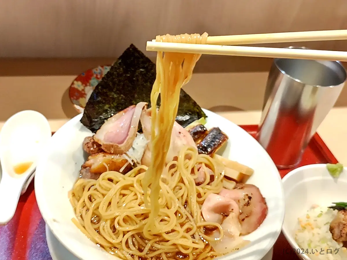燃えよ麺助』ビジネス街の高級志向ラーメンを求めて大行列に並ぶ。鴨