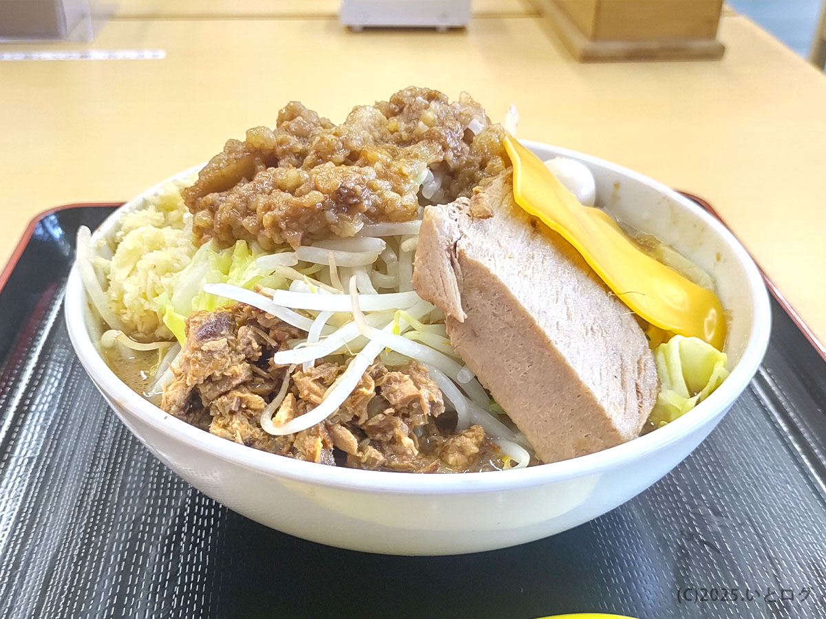 RAMEN OF TODAY 下松店（ラーメンオブトゥデイ下松）の人気ラーメン。極太麺の上にたっぷりの野菜、豚、刻みニンニク、背脂、そしてチーズ。山口県下松市で話題の二郎系ラーメン。