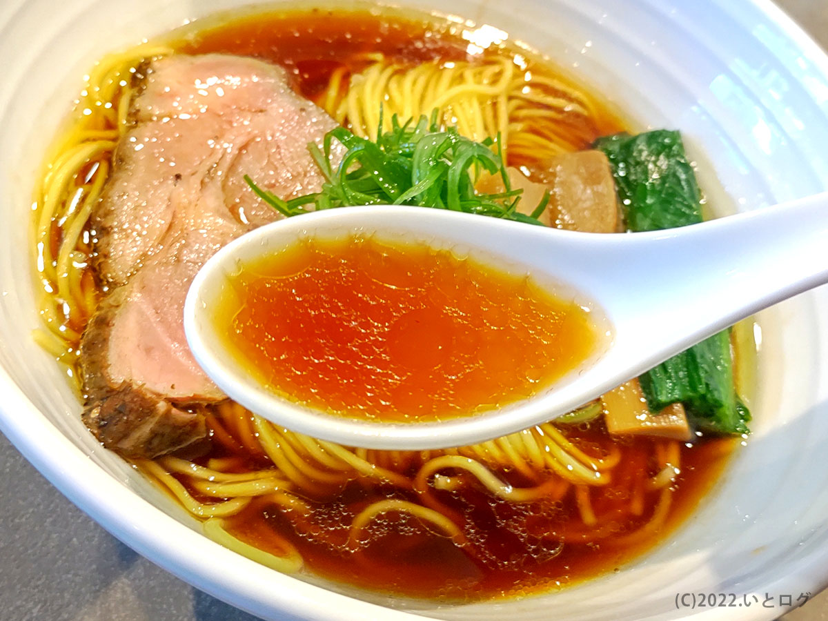 醤油らぁ麺　スープ