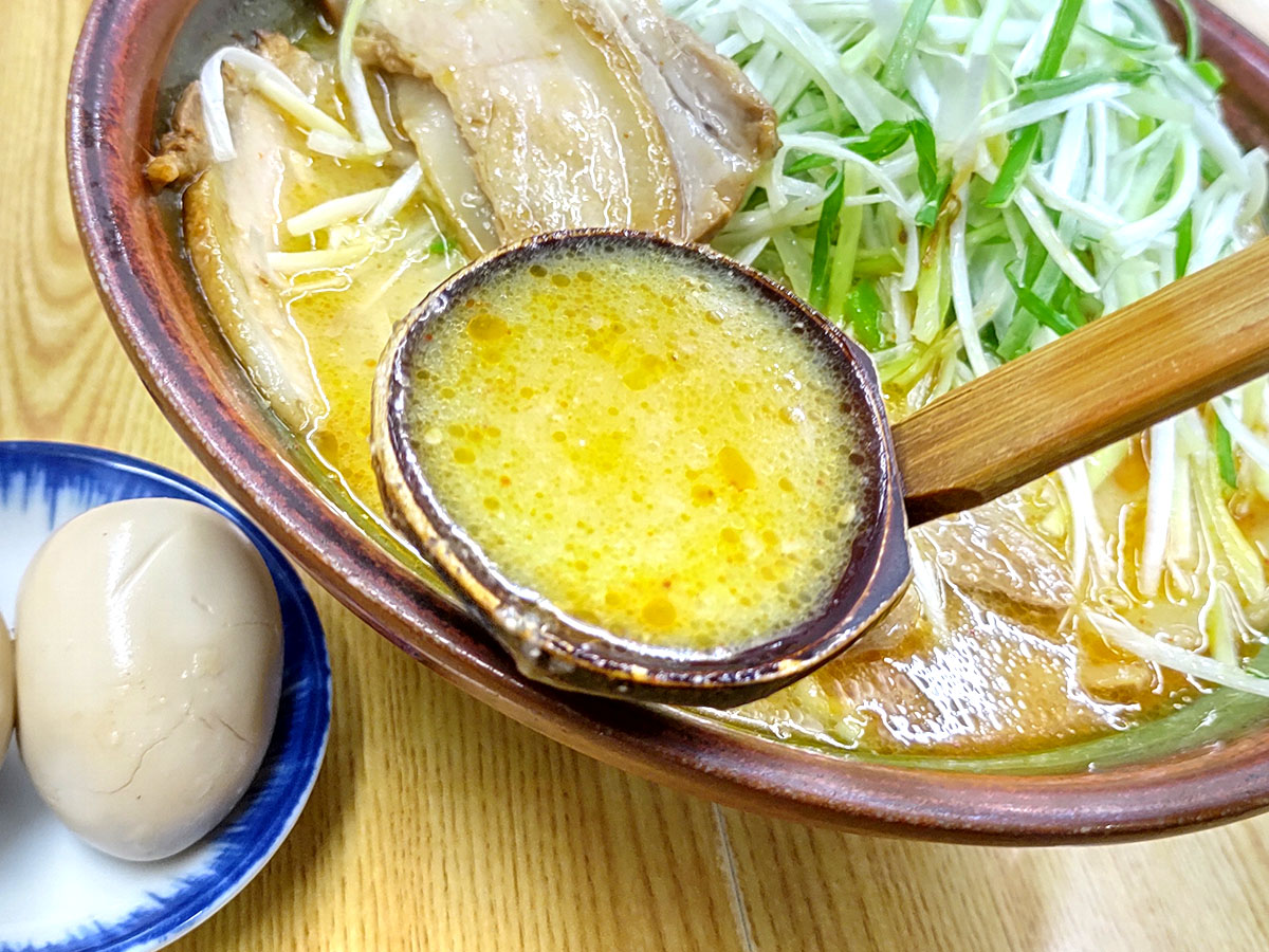 ピリカラみそねぎラーメン　スープ