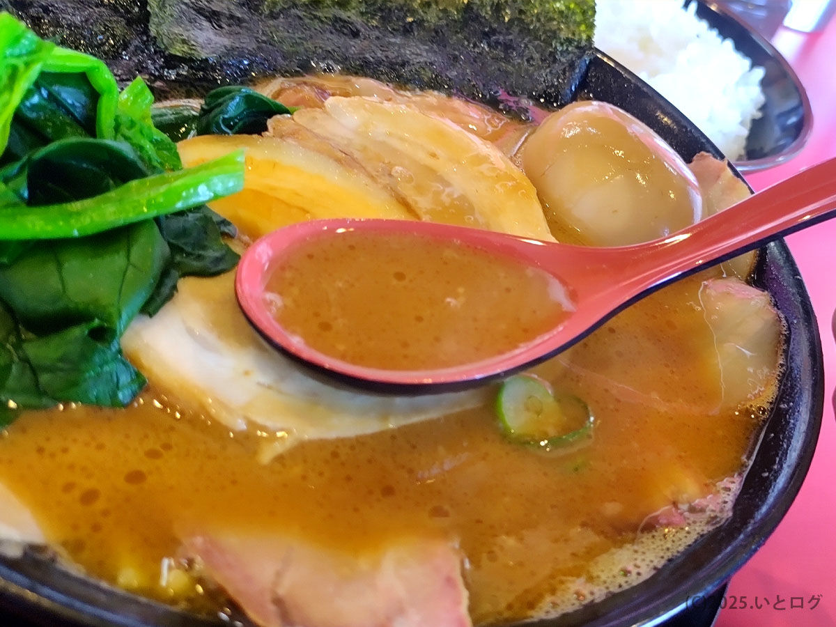 濃厚豚骨醤油スープをレンゲですくう瞬間。たつ家 家系のとろみと香りが視覚から伝わるクローズアップ
