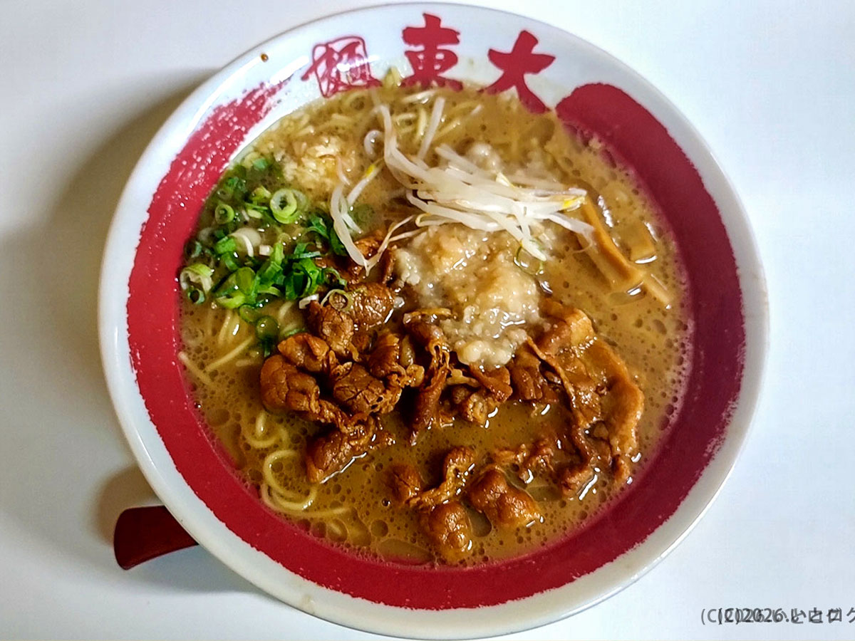 ラーメン東大 大道本店の徳島ラーメン。豚肉とネギが乗る王道スタイル。