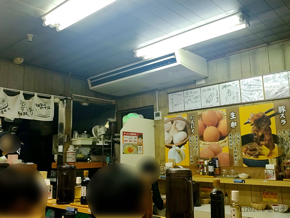 ラーメン東大 大道本店の店内カウンター。徳島ラーメン有名店の雰囲気。