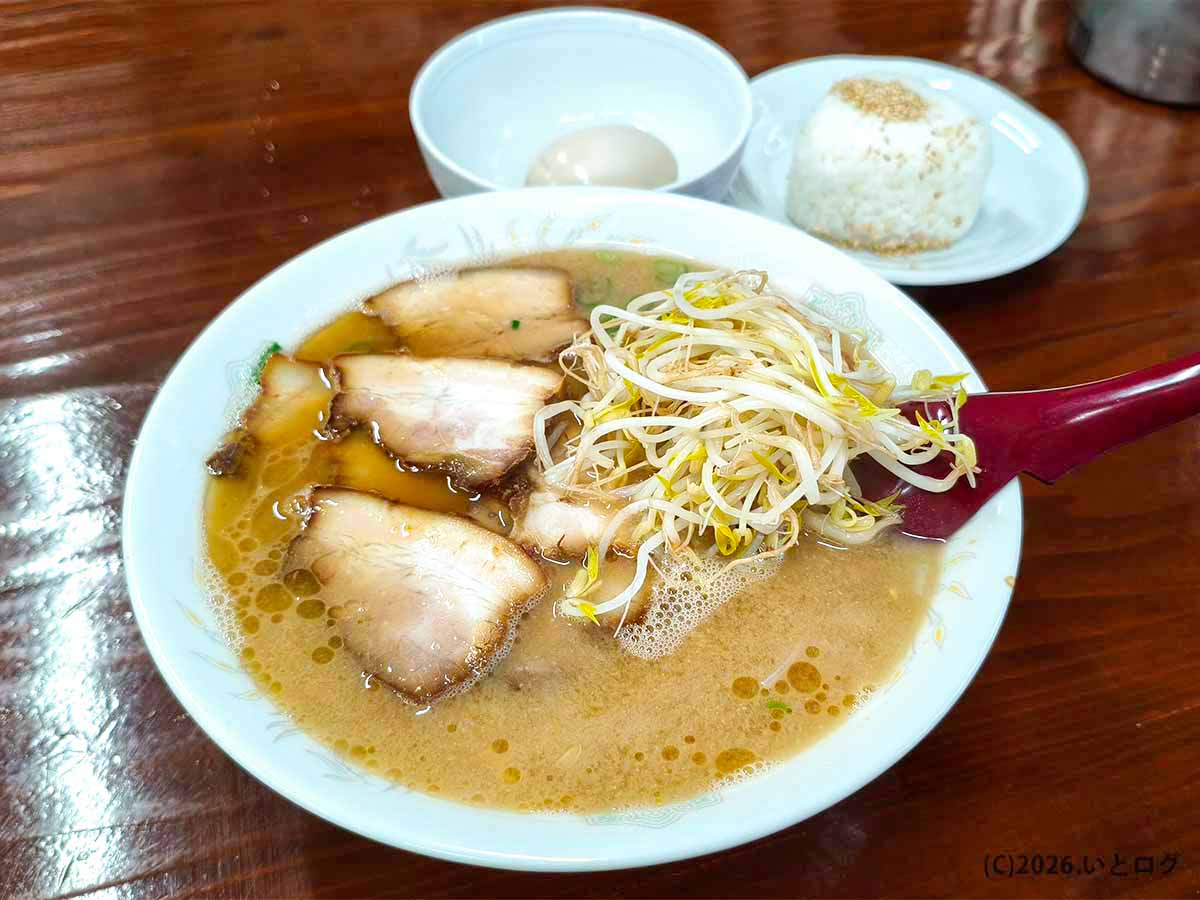 ラーメン洋のチャーシュー煮玉子ラーメンとおにぎり。豚骨スープ、チャーシュー、もやし、煮玉子を一緒に楽しむ宮崎ラーメン