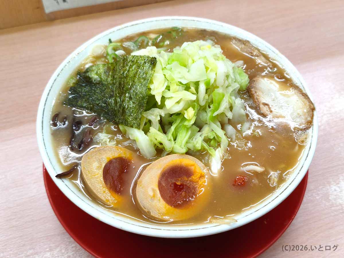 宮崎県宮崎市のラーメンマンで注文した、キャベツや味玉をトッピングしたこってりとんこつラーメン