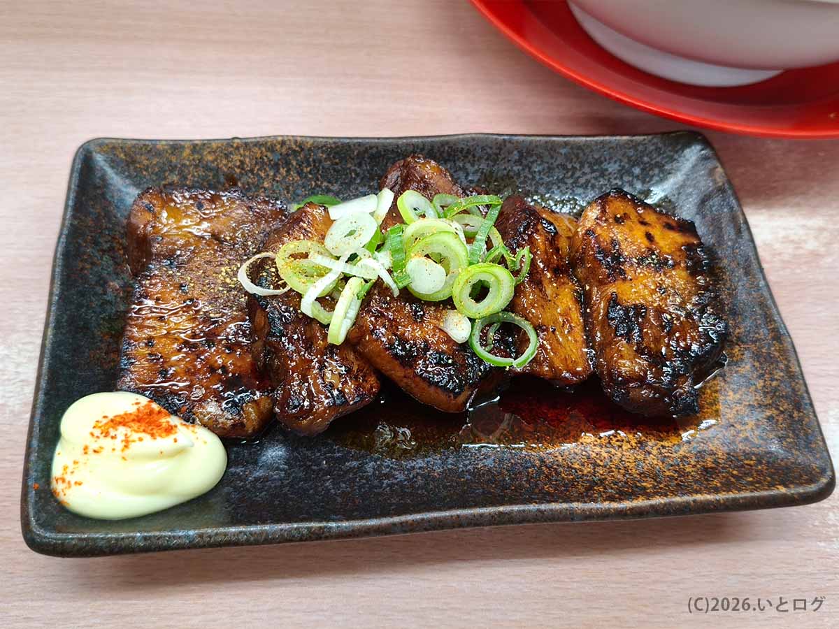 ラーメンマン宮崎の極厚炭焼きチャーシュー。香ばしく焼かれた厚切りチャーシューにネギをトッピング