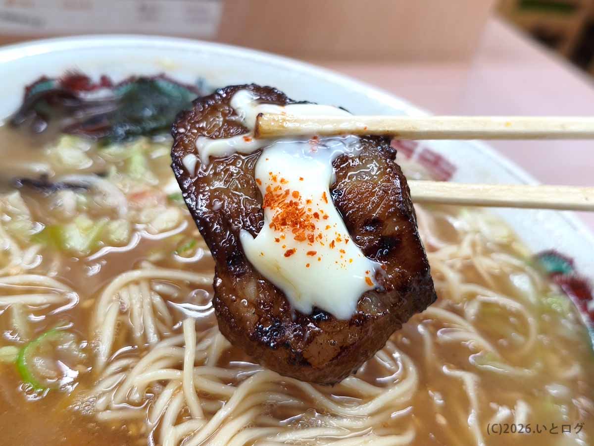 ラーメンマン宮崎の極厚炭焼きチャーシューにマヨネーズと唐辛子を合わせて食べる様子