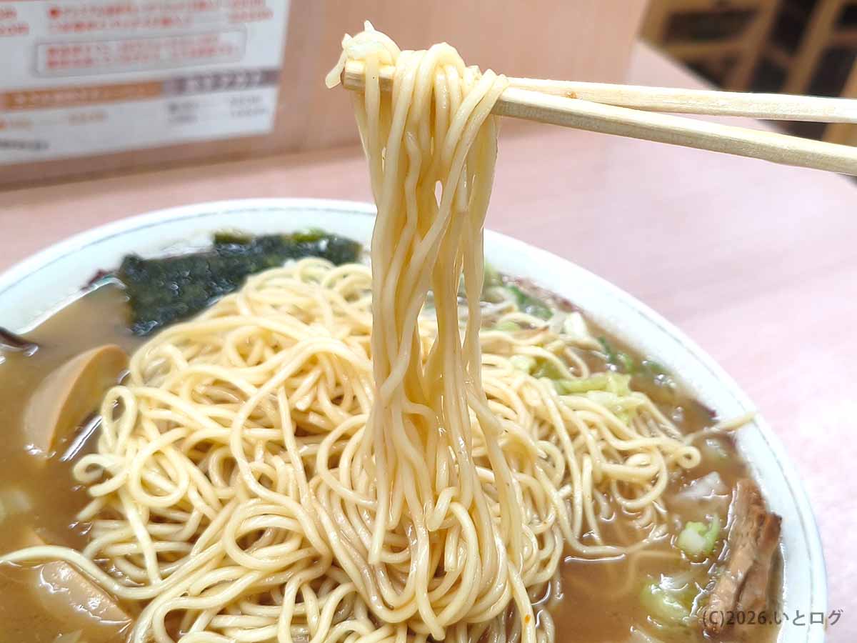 宮崎市の拉麺男(ラーメンマン)のこってりとんこつラーメンで麺を箸で持ち上げた様子