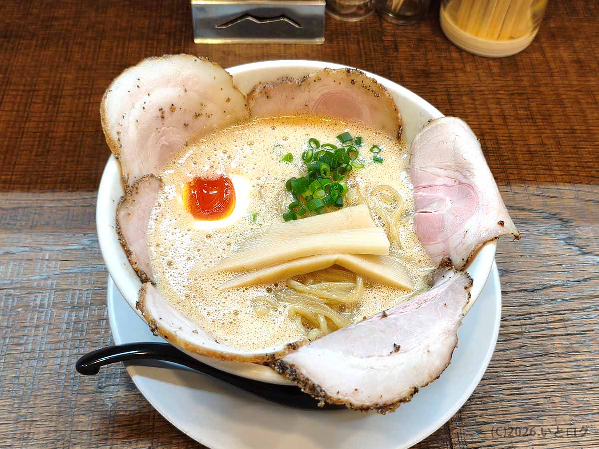 奈良市富雄のラーメン家 みつ葉 本店で味わう豚CHIKIしょうゆチャーシューメン