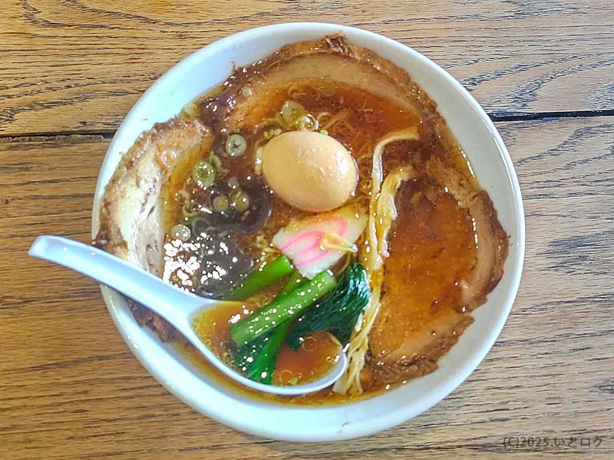 麺処 麗山（富士吉田市）の醤油ラーメンを真上から撮影。煮卵やチャーシュー、青菜が美しく並び、山梨県富士吉田市のおすすめグルメ感が伝わる。