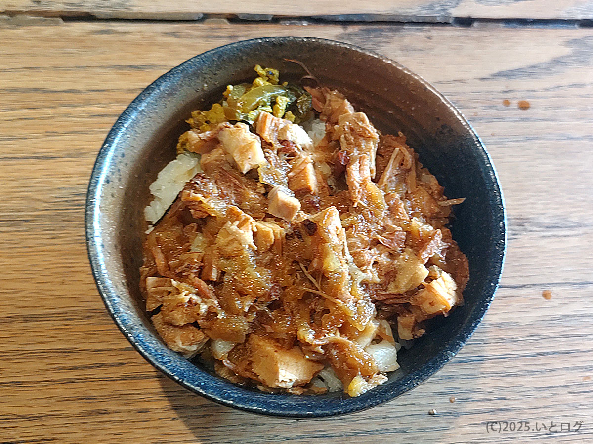 麺処 麗山のサイドメニュー、魯肉飯風のチャーシュー飯。富士吉田市グルメとしてもおすすめの一品。