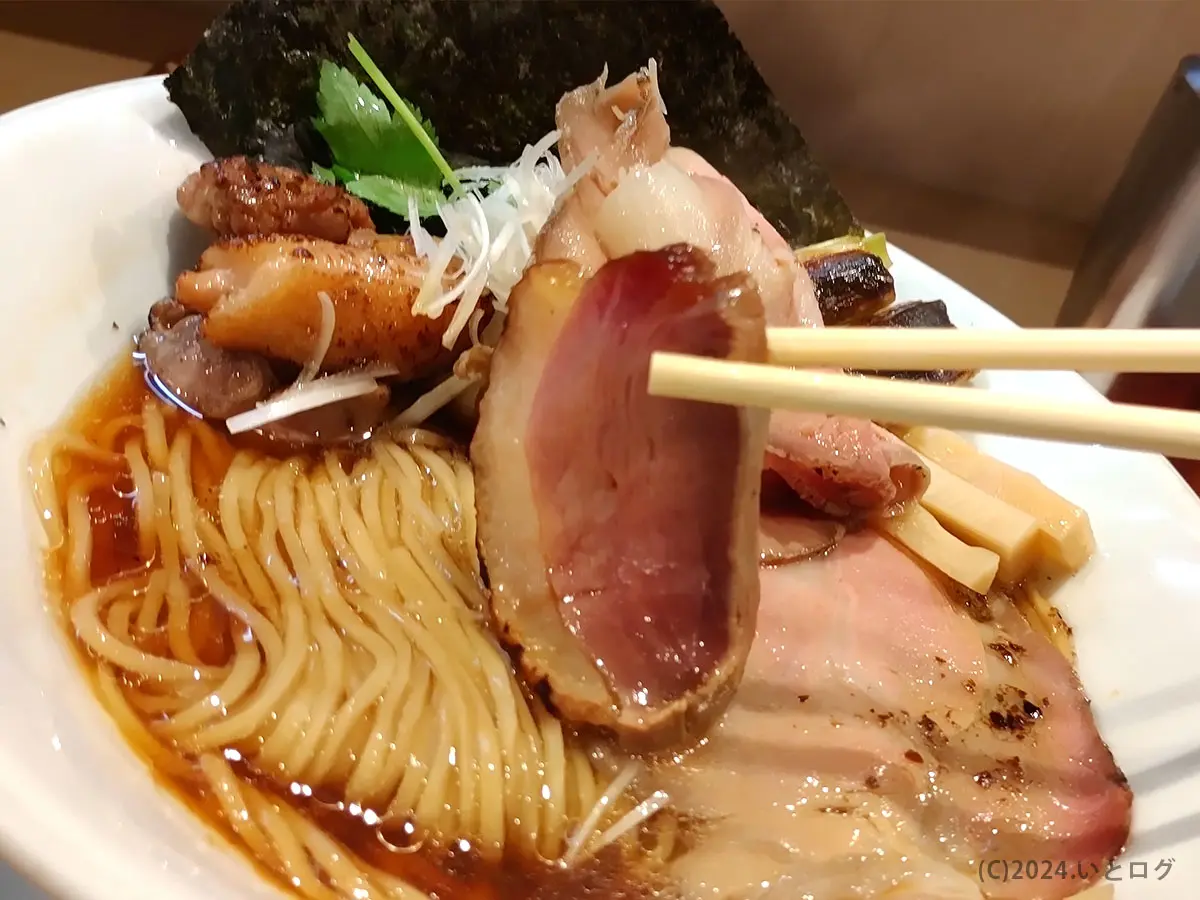 燃えよ麺助』ビジネス街の高級志向ラーメンを求めて大行列に並ぶ。鴨