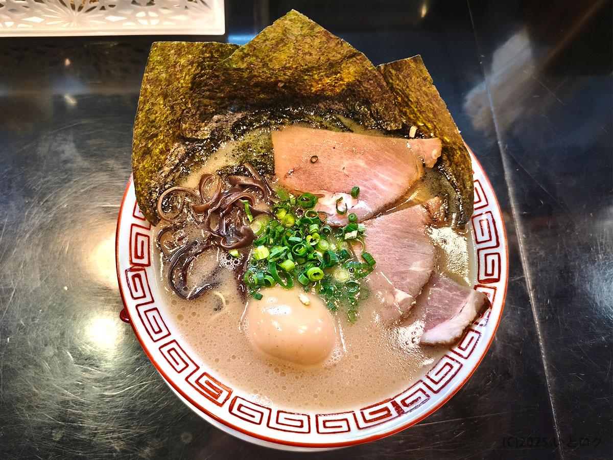 博多長浜らーめん六角堂のラーメン全景、チャーシューと海苔がのった甲府の豚骨ラーメン