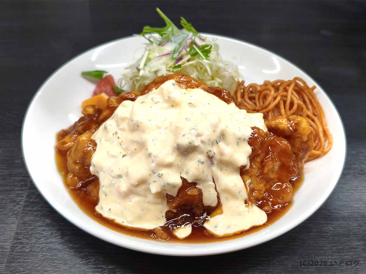 宮崎市清武の竜宮ラーメンで人気のチキン南蛮。鶏肉に甘酢とたっぷりのタルタルソースがかかっている
