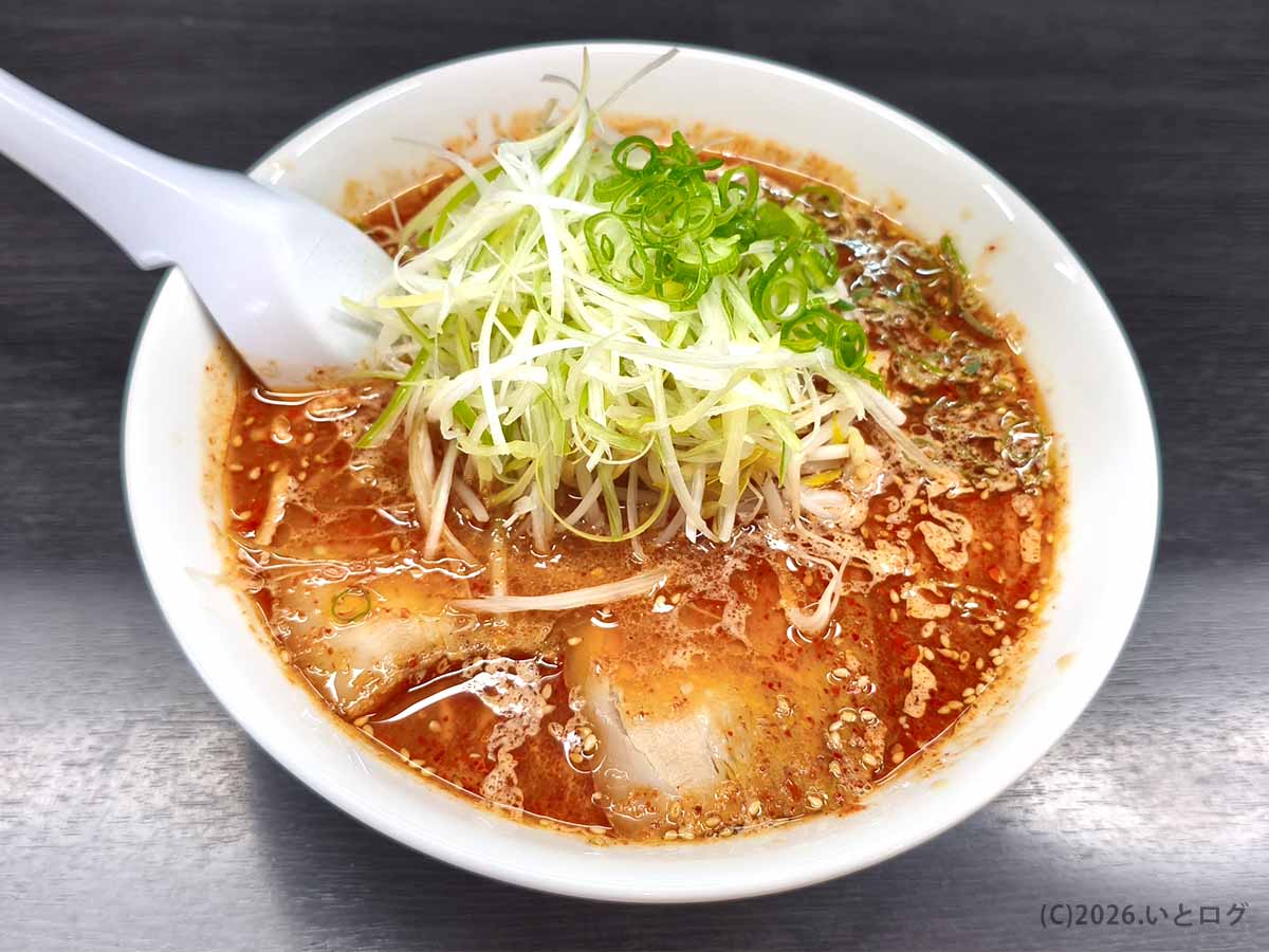 宮崎市清武の竜宮ラーメンで提供される激辛ねぎみそラーメン。赤い味噌スープに白髪ねぎと青ねぎがたっぷり
