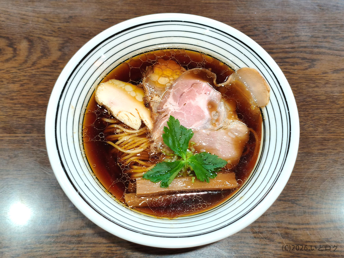 琉球ラーメンアポロの醤油ラーメン全体（浦添で人気の沖縄ラーメン）
