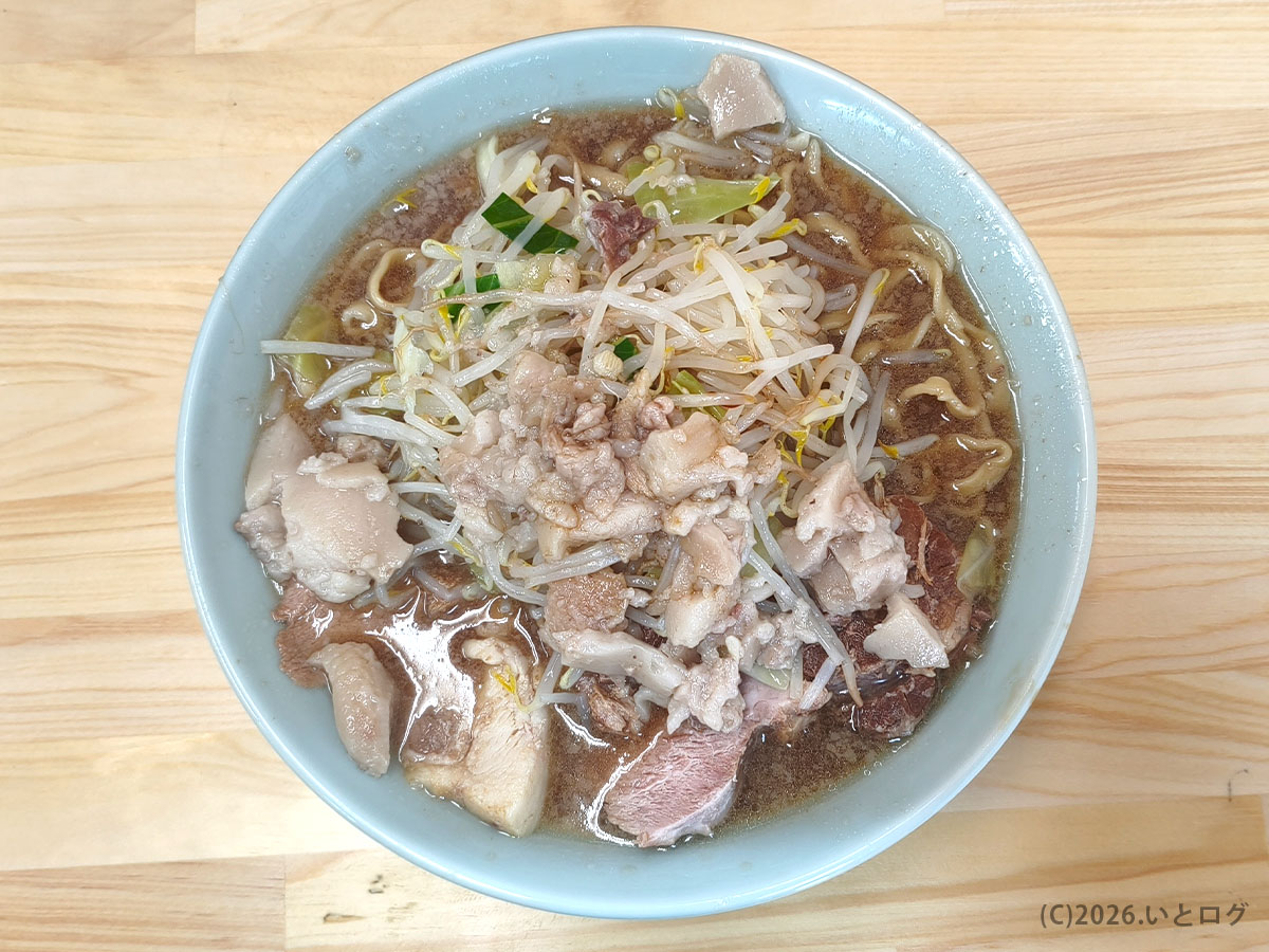 龍麺 ふえ郎 支店 ラーメン全体。もやし山盛りと豚増し仕様の山梨 二郎インスパイア（笛吹市 二郎系）