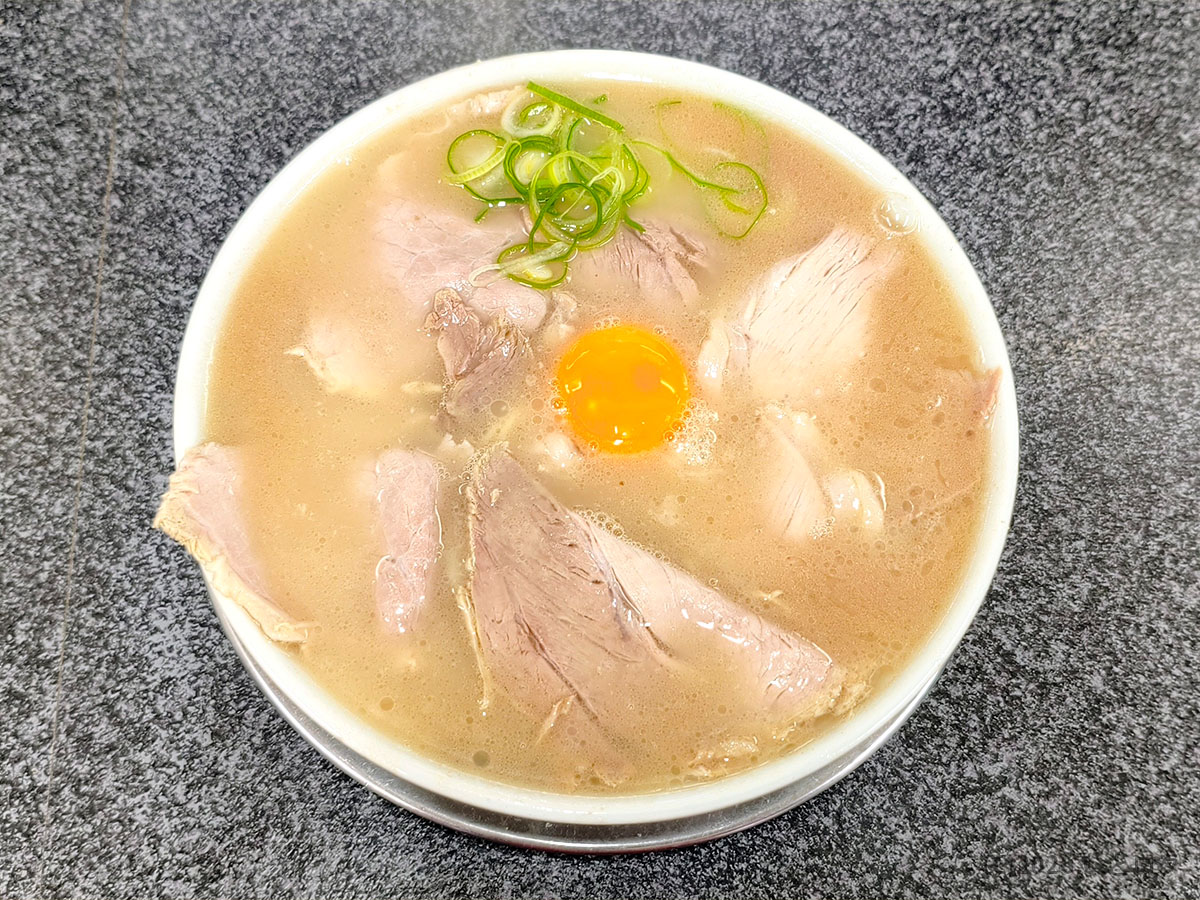 佐賀ラーメン いちげん ラーメン写真｜生卵入り濃厚豚骨スープとチャーシューが特徴の一杯