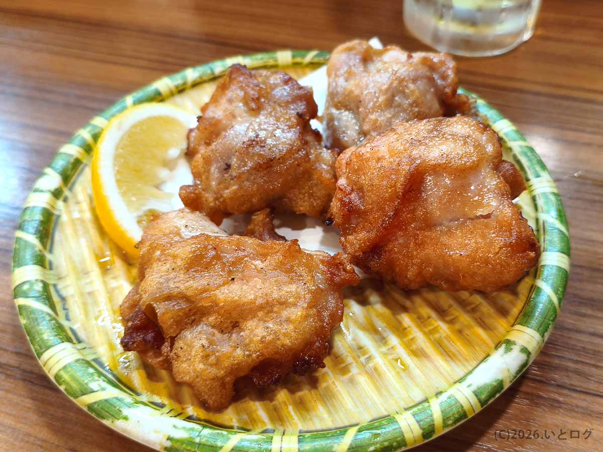 帯広市の魚の一心で食べたジューシー鶏から。香ばしく揚がった大きな鶏もも肉の唐揚げ4個が、レモンと一緒に盛り付けられている。