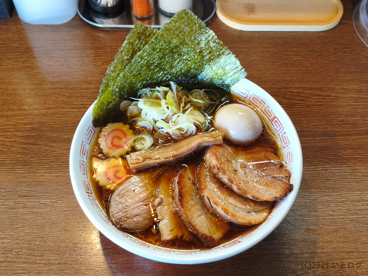 三角屋 暖の中華そば全体像、チャーシューと海苔、味玉が並ぶ盛り付け