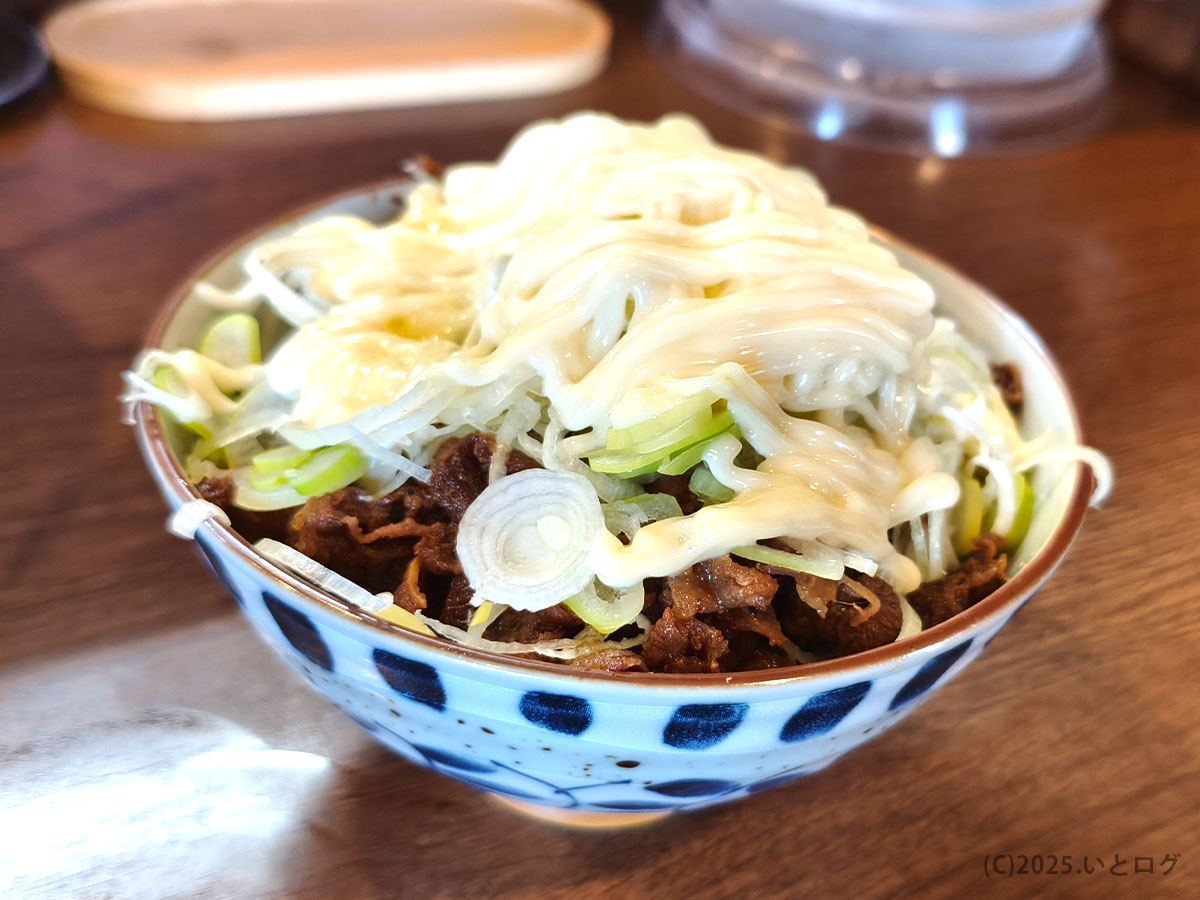 三角屋 暖のおすすめサイド、小肉飯を横から撮影した一枚