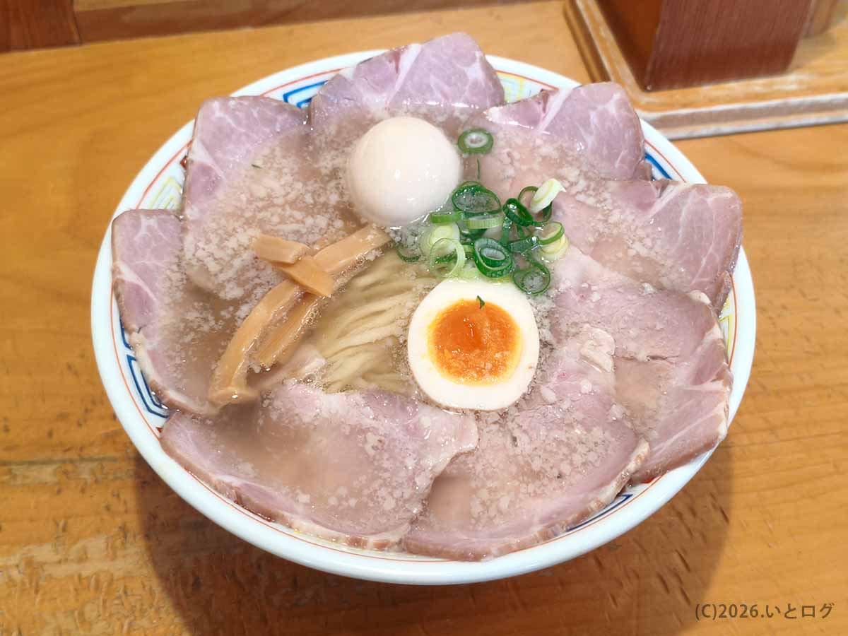 香川県三豊市の讃岐ラーメン はまんど本店で提供されたラーメン。丼の縁を覆うチャーシュー、味玉、メンマ、ねぎ、平打ち麺が盛り付けられている。