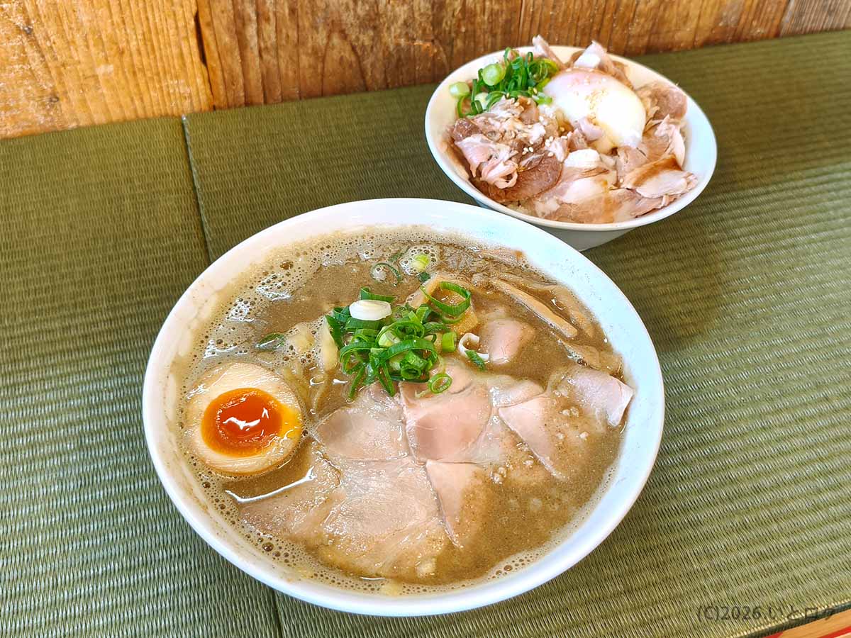香川の伊吹いりこセンターで注文した濃厚いりこラーメンとチャーシュー丼。観音寺市で朝ラーメンやランチに楽しめるセット