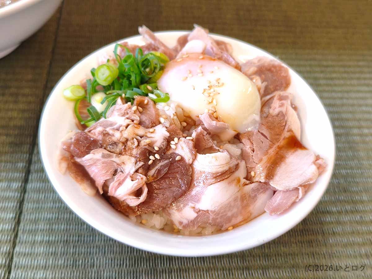 伊吹いりこセンターの温玉チャーシュー丼。ご飯の上に薄切りチャーシュー、温玉、刻みネギ、白ごまが盛られている
