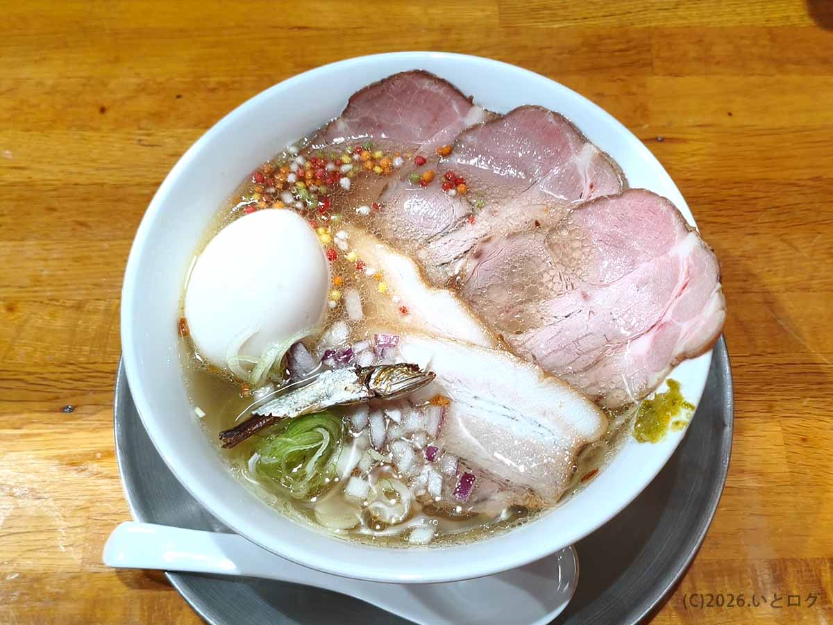 香川・高松市の支那そば 讃岐ロックのラーメン。いりこ、チャーシュー、味玉がのった、瓦町エリアで人気の一杯。