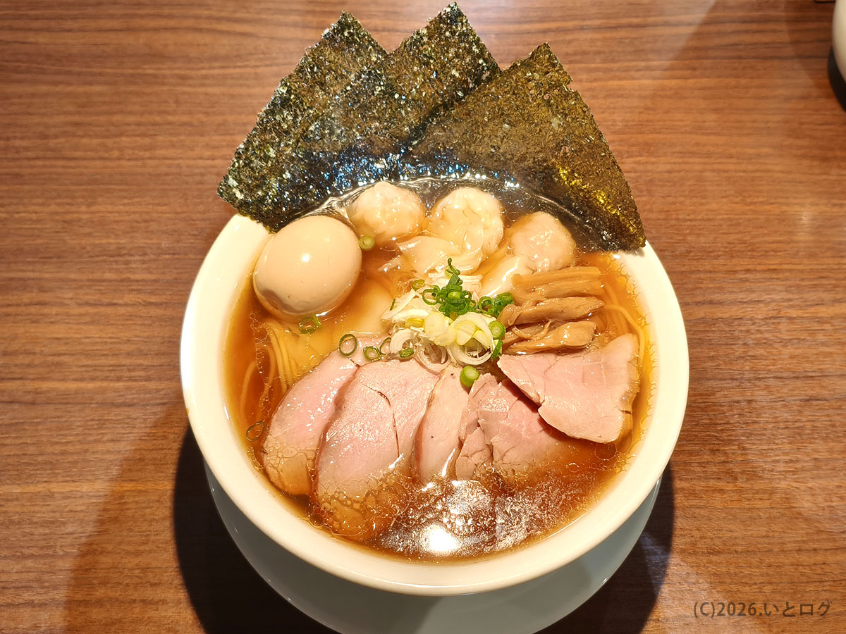 支那そば かでかる 西原町の一杯 ワンタンやチャーシューがのる人気ラーメン